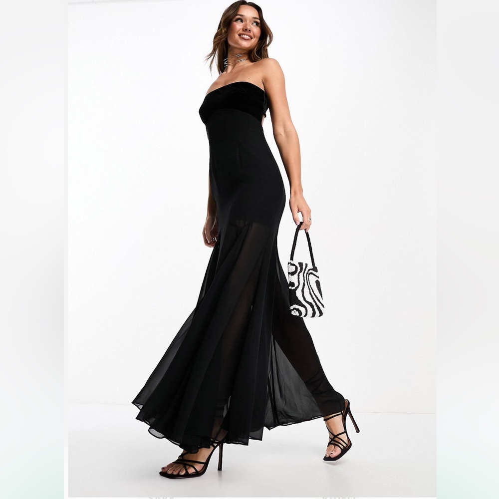 Velvet panel bandeau gown. 💫🖤